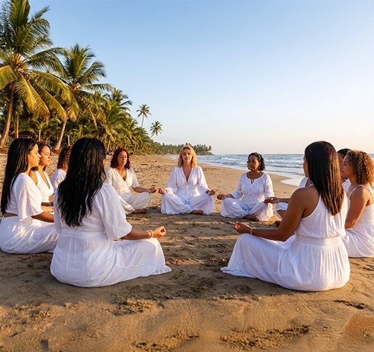 Mujeres meditando en la playa